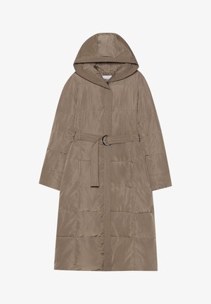 Manteau matelassé en marron clair, avec capuche, taille ceinturée et motif matelassé vertical. Texture lisse et fermeture éclair à l'avant incluses.