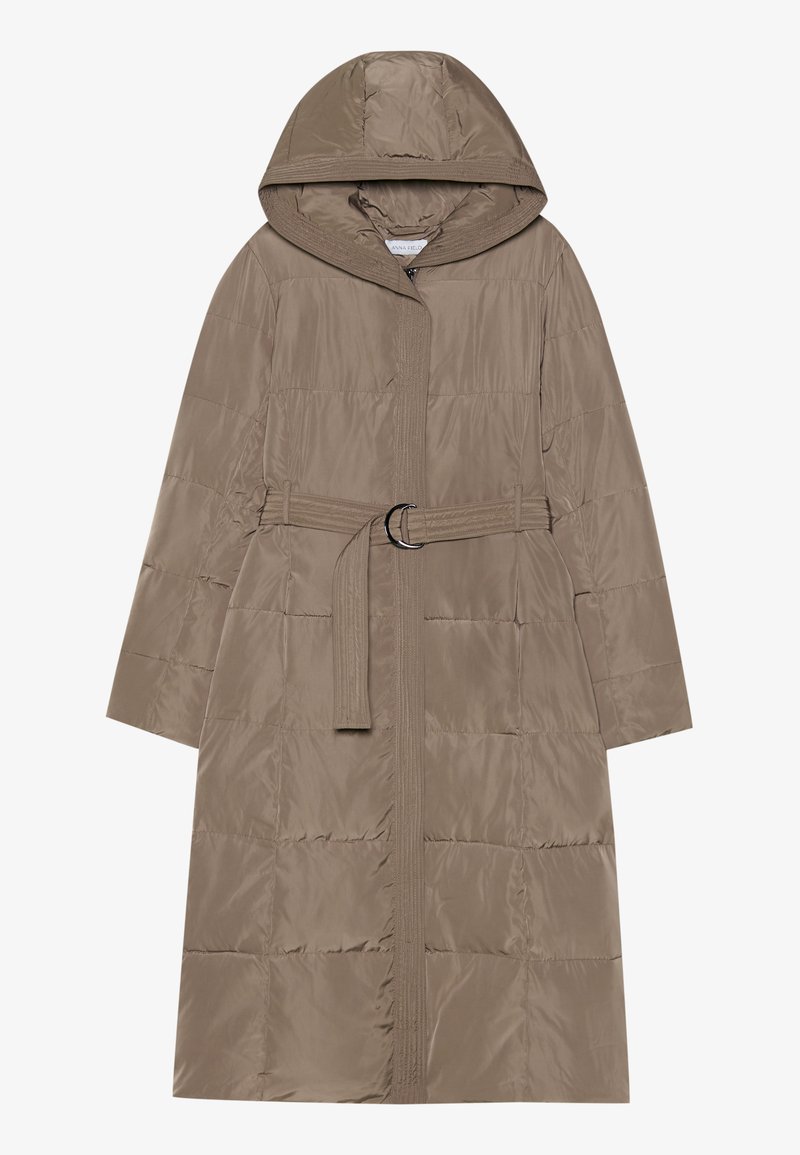 Manteau matelassé en marron clair, avec capuche, taille ceinturée et motif matelassé vertical. Texture lisse et fermeture éclair à l'avant incluses.