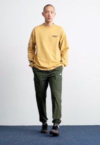 Nike Sportswear SPORTSWEAR CLUB - Reisitaskuhousut - cargo khaki