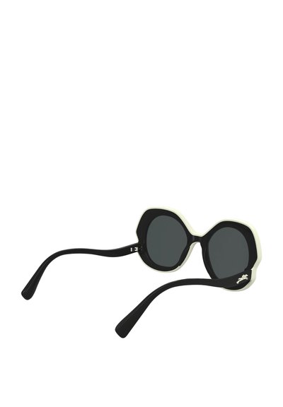 Czarno-białe ośmiokątne okulary przeciwsłoneczne z ciemnymi soczewkami, charakteryzujące się błyszczącą ramą i minimalistycznym logo z boku.