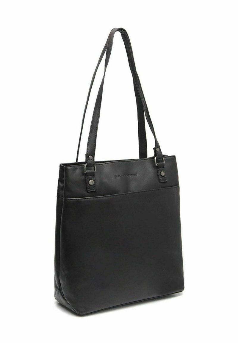 Borsa tote in pelle nera con due lunghe tracolle e un pannello della tasca frontale liscio, in piedi su uno sfondo bianco.