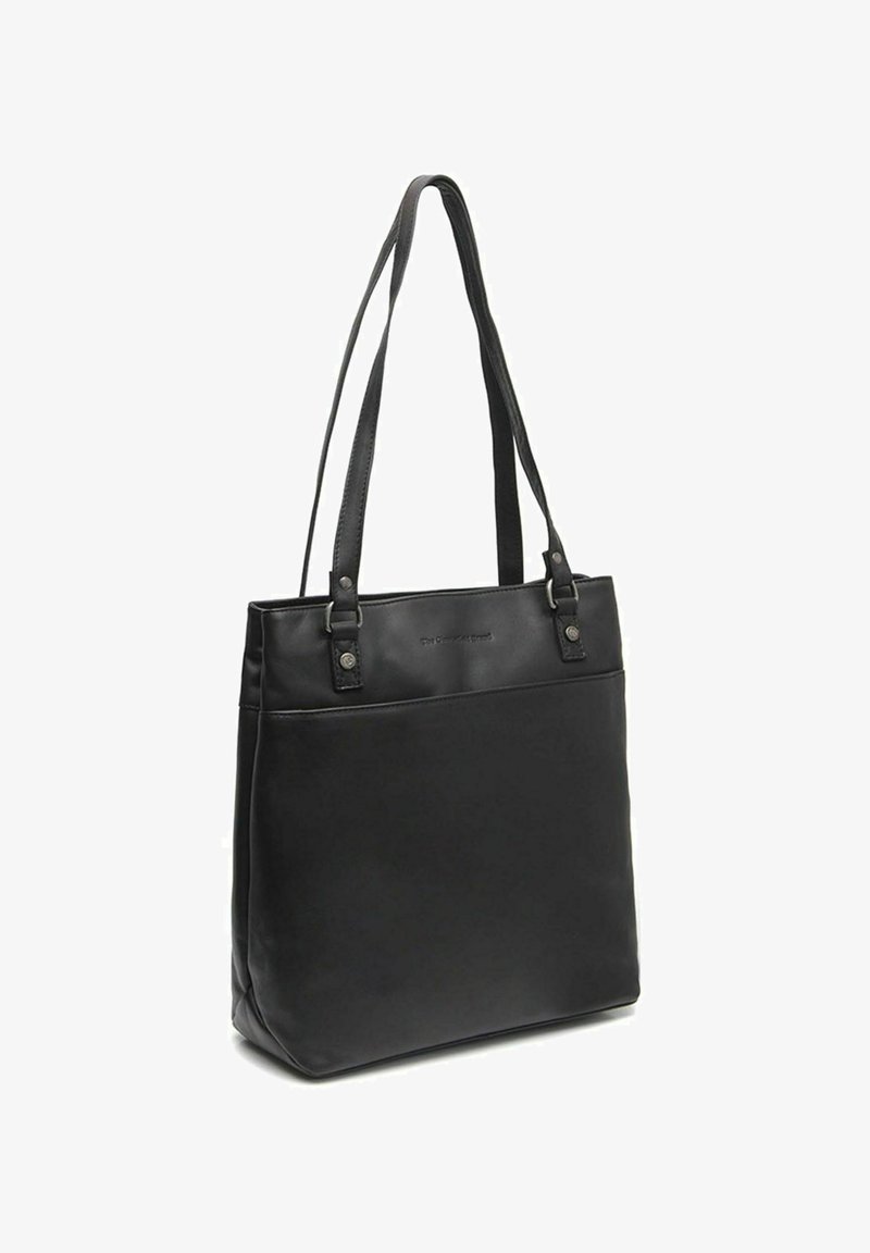 Sac en cuir noir avec deux longues poignées, doté d'un panneau de poche avant lisse, se tenant debout sur un fond blanc.