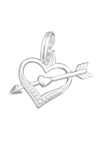 Ciondolo a forma di cuore in argento trafitto da una freccia, con piccoli dettagli a perla e un anello doppio per l'attacco alla collana.