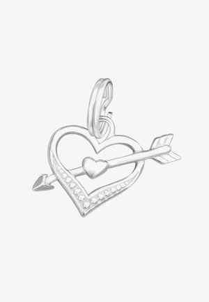 Ciondolo a forma di cuore in argento trafitto da una freccia, con piccoli dettagli a perla e un anello doppio per l'attacco alla collana.