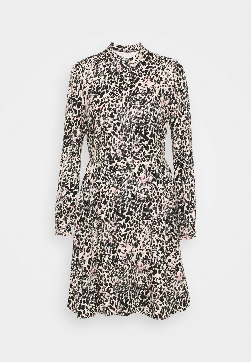 Robe à manches longues, longueur au genou avec imprimé animal abstrait noir et rose pâle et un col montant sur fond blanc.