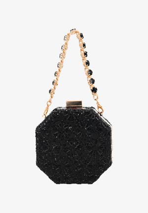 Zwarte achthoekige clutch bedekt met kralenbloemmotieven en een gouden kettinghandvat bezet met zwarte edelstenen.
