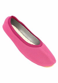 Roze mesh balletflat met een ronde neus, elastische rand en een gevoerde binnenzool met kleine gaatjes voor ademend vermogen.
