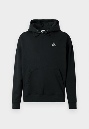 Czarna bluza z kapturem wykonana z miękkiego materiału, z kieszenią z przodu, regulowanym sznurkiem oraz małym białym logo na piersi.
