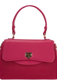 Sac à main rose avec un design texturé et plissé. Doté d'un fermoir en métal doré et d'un rabat supérieur lisse et plat. Bandoulière détachable incluse.