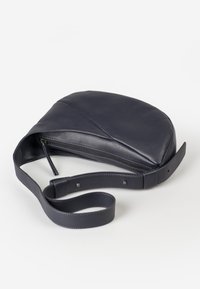 Borsa a tracolla in pelle blu con forma arrotondata, texture liscia, chiusura con zip e tracolla piatta con lunghezza regolabile.