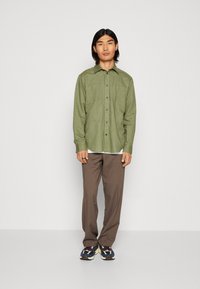 Esprit SOLID SHIRT REGULAR FIT - Marškiniai - light khaki