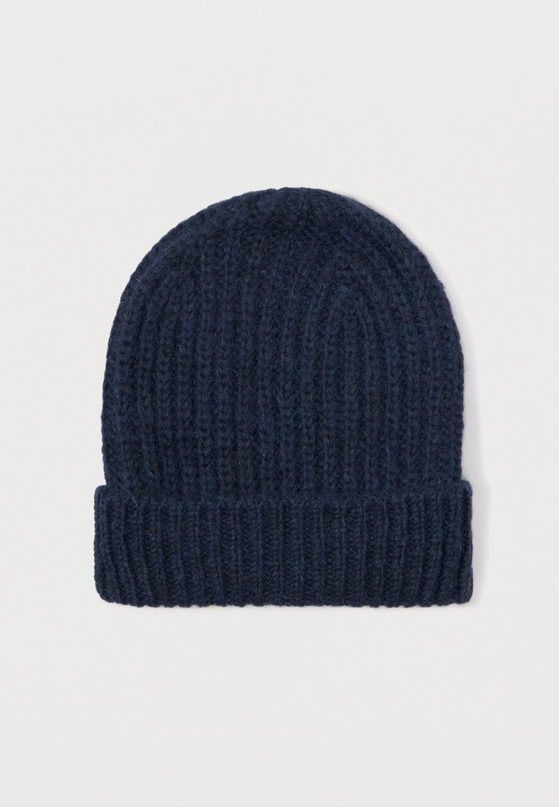 Marine gebreide beanie met ribbelstructuur en een opgerolde boord. Gemaakt van zacht materiaal voor warmte en comfort. Eenvoudig, naadloos ontwerp.