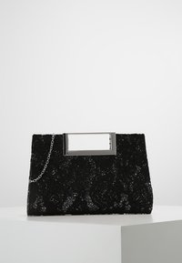 Musta paljetein koristeltu käsilaukku, jossa on suorakulmainen hopeakehys, irrotettava ketjun olkahihna ja teksturoidun kukkakuosin.