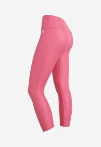 Leggings aderenti di un vivace rosa, con una texture liscia e elasticizzata e una vita alta. Nessun motivo o accessorio visibile.