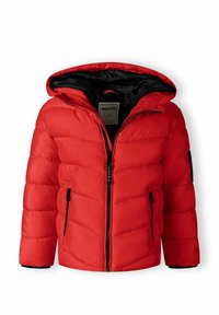 Giacca piumino rossa realizzata in materiale sintetico, con zip frontale, cappuccio e due tasche laterali con accenti neri. Texture trapuntata su tutta la giacca.