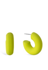 Boucles d'oreilles vert lime à finition mate en formes abstraites ; l'une est courbée, l'autre est plus cylindrique. Tige en métal pour l'attache.