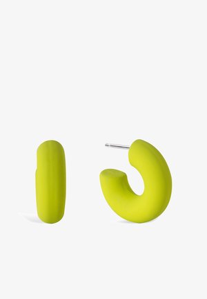 Limoengroene, matte afwerking oorbellen in abstracte vormen; de ene is gebogen, de andere is meer cilindrisch. Metalen steker voor bevestiging.