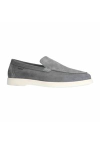 Chaussure mocassins en suède gris avec un bout arrondi, présentant un design minimaliste et une semelle en caoutchouc blanche pour le contraste. Aucun matériel visible.
