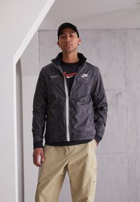 Nike Sportswear Corta-vento - anthracite/light bone