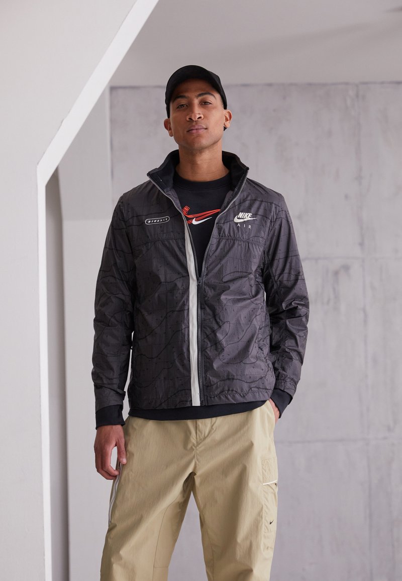 Nike Sportswear Corta-vento - anthracite/light bone