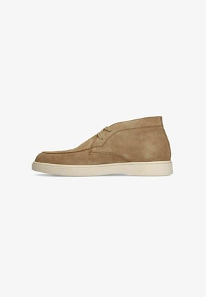 Bruine suède enkellaarzen met een gladde textuur, voorzien van een veterontwerp en een contrasterende witte rubberen zool. Gestroomlijnde vorm en minimale accenten.