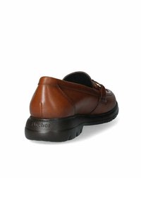 Scarpa in pelle marrone con punta rotonda, dotata di una suola in gomma nera e distinti dettagli di cucitura. La parte posteriore ha un leggero tacco.