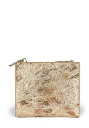 Cartera de piel dorada con un acabado texturizado, que cuenta con un cierre de cremallera y un logo en relieve en la parte frontal. Forma rectangular compacta.