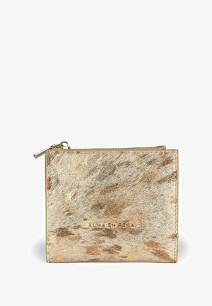 Cartera de piel dorada con un acabado texturizado, que cuenta con un cierre de cremallera y un logo en relieve en la parte frontal. Forma rectangular compacta.