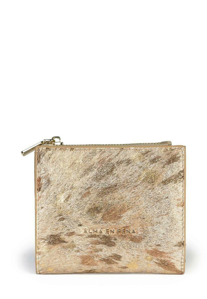 Cartera de piel dorada con un acabado texturizado, que cuenta con un cierre de cremallera y un logo en relieve en la parte frontal. Forma rectangular compacta.
