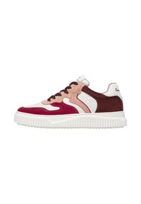 Sneakers con un design multi-materiale che presenta camoscio e pelle bordeaux, rosa e bianca, suola in gomma texturizzata con un motivo a righe.