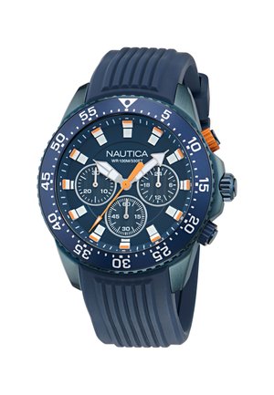 Reloj cronógrafo Nautica de color azul marino con una correa de silicona texturizada, tres subesferas, acentos en blanco y naranja, y un bisel marcado. Resistente al agua hasta 100 metros.