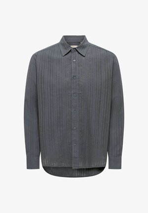 Chemise gris foncé à manches longues avec des fines rayures verticales et un col classique, présentée sur fond blanc.