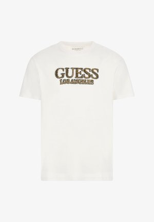 Witte T-shirt met korte mouwen met de tekst "GUESS LOS ANGELES" in luipaardprint op de voorkant.