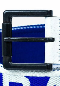 Ceinture tissée bleue avec une boucle en métal noir. La boucle présente une forme rectangulaire et une finition lisse. La ceinture a des lettres blanches le long de son bord.