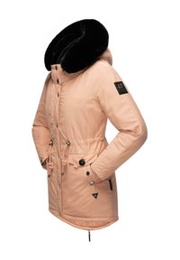 Uppblåst jacka i mjuk rosa med en svart fuskpäls huva, dragsko i midjan, dragkedja och tryckknappar, samt två framfickor med dekorativa knappar.