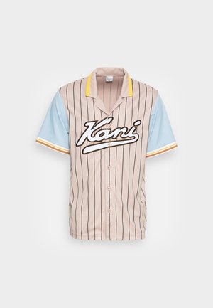 Beige Baseball-Shirt mit Knopfleiste, dünnen schwarzen vertikalen Streifen, hellblauen Ärmeln, gelbem Kragenrand und "Kani"-Logo auf der Vorderseite.