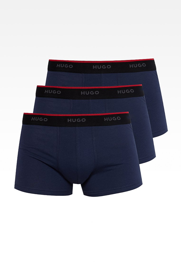 Drei Paar navy Boxershorts mit einem schwarzen Bund, der rote Akzente aufweist und das "HUGO"-Logo deutlich sichtbar zeigt.