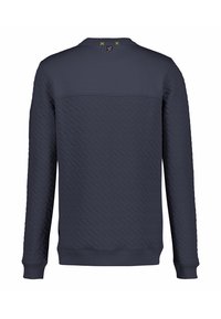 Marinblå sweatshirt med en strukturerad diamantmönster, ribbade muddar och krage. Har en platt söm över den övre delen av ryggen och kontrasterande sömnad.