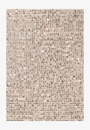 Bež tkanina gusto prekrivena srebrnim šljokicama raspoređenim u horizontalnim redovima, stvarajući sjajnu teksturu.