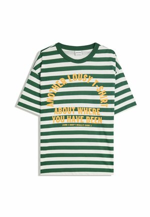 Tricou cu dungi verzi și albe, cu mâneci scurte, decolteu rotund și text imprimat galben: "UN ALT TRICOU PROST DESPRE UNDE AI FOST."