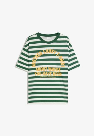 Vihreä ja valkoinen raidallinen T-paita, jossa on lyhyet hihat, pyöreä kaula-aukko ja keltainen painettu teksti: "TOINEN HUONO T-Paita SIITÄ, MISSÄ OLET OLLUT."