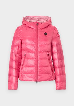 Rosa skinnende, quiltet jakke med hette, frontglidelås, to glidelåslommer og svarte logopatcher på brystet og ermet.