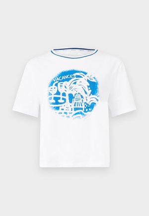 Weißes Baumwoll-T-Shirt mit einem blauen Grafikdesign, das tropische Elemente und das Wort "VACANCES" zeigt, Kurzarm und Rundhalsausschnitt.