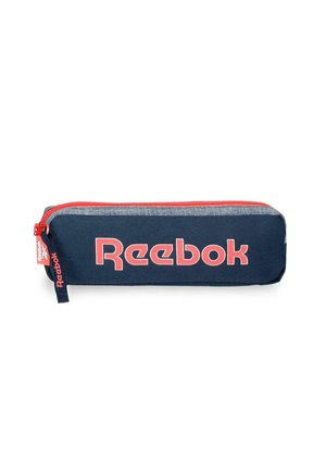 Estuche rectangular para lápices de color azul marino de Reebok, con cremallera y logo rojos, ribete gris y tirador de cremallera rojo.