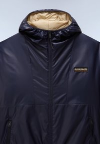 Navyblauwe hooded jacket met een gladde, glanzende afwerking, volledige rits en beige voering. Beschikt over een logopatch op de borst en zijzakken.