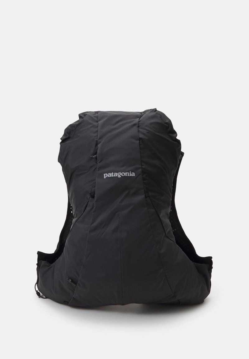 Mochila preta da Patagonia com um exterior de tecido suave, design acolchoado e painéis em malha. Apresenta alças ajustáveis e um logótipo na frente.