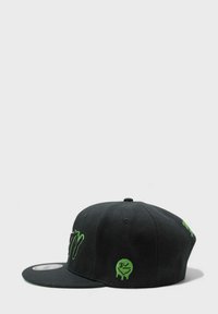 Musta snapback-hattu, jossa on kirkkaan vihreä brodeeraus edessä ja sivulla. Rakenne on muotoiltu, ja siinä on litteä lippa sekä teksturoitu kangas.