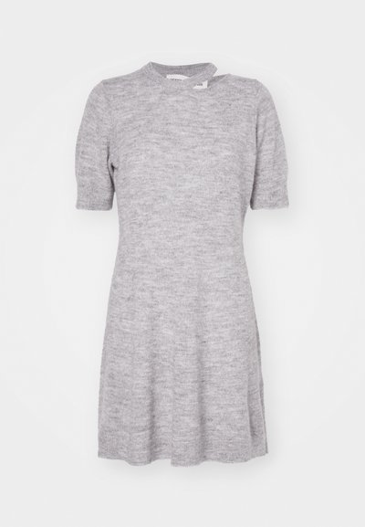 Jasnoszara, dzianinowa sukienka z krótkimi rękawami, dopasowanym gorsetem i rozkloszowanym dołem. Posiada okrągły dekolt oraz miękką strukturę z delikatnym wzorem.