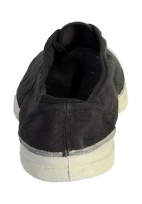 Chaussure slip-on en toile noire avec une surface texturée, semelle en caoutchouc blanche et une ouverture arrière arrondie. Présente des détails de couture subtils.