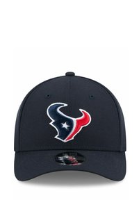 Casquette de baseball noire arborant un logo brodé en bleu marine, rouge et blanc. Design structuré avec une visière incurvée et des trous de ventilation.